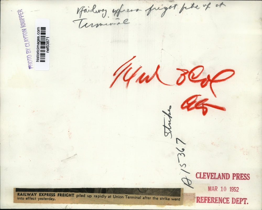 1952 Press Photo Railway Express Freight at Union Terminal During Strike