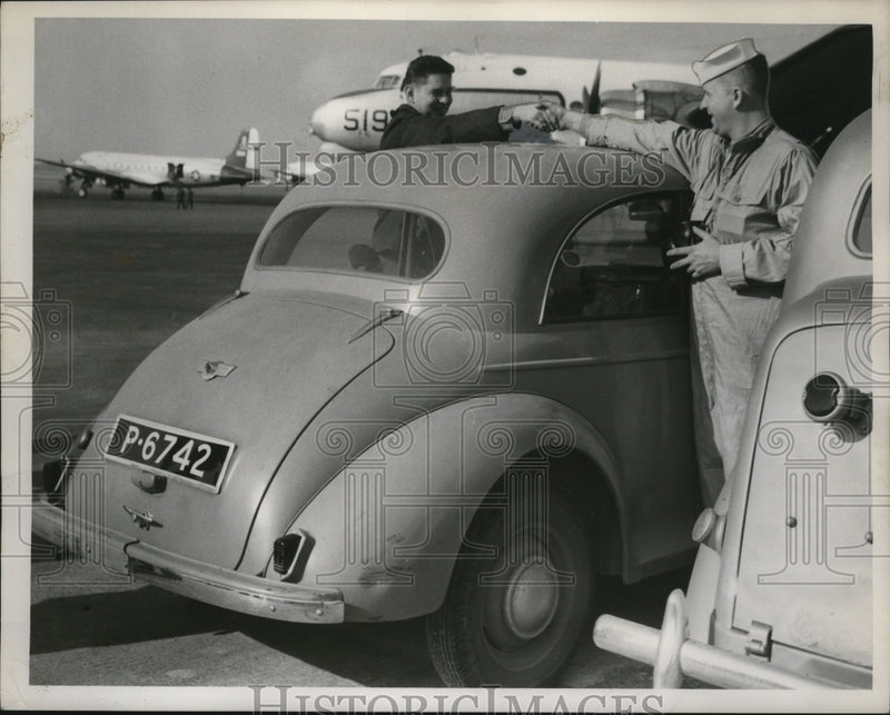 Load image into Gallery viewer, 1955 Press Photo Galen Whited, George Allen of Naval Reserve Flight to Bermuda
