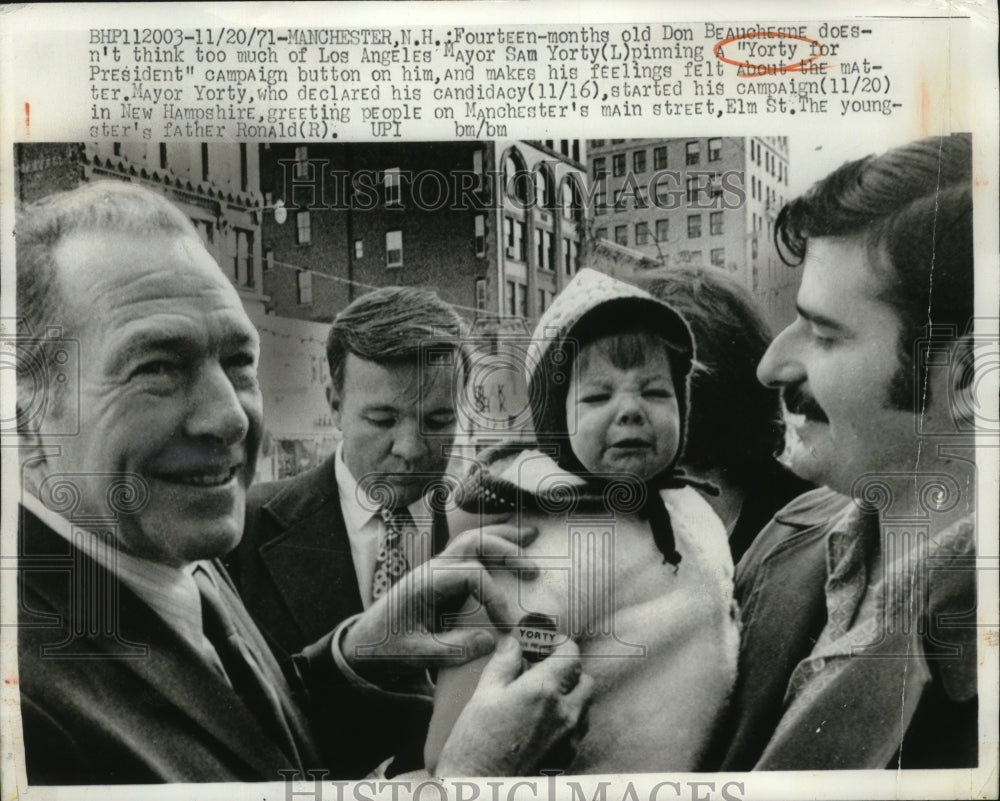 1971 Press Photo Sam Yorty Pinning Button on Toddler Don Beauchesne, Manchester