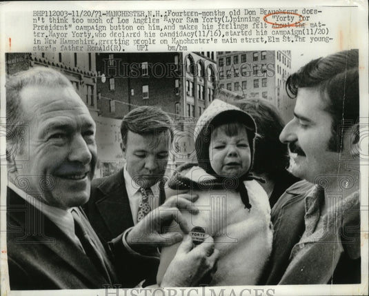 1971 Press Photo Sam Yorty Pinning Button on Toddler Don Beauchesne, Manchester