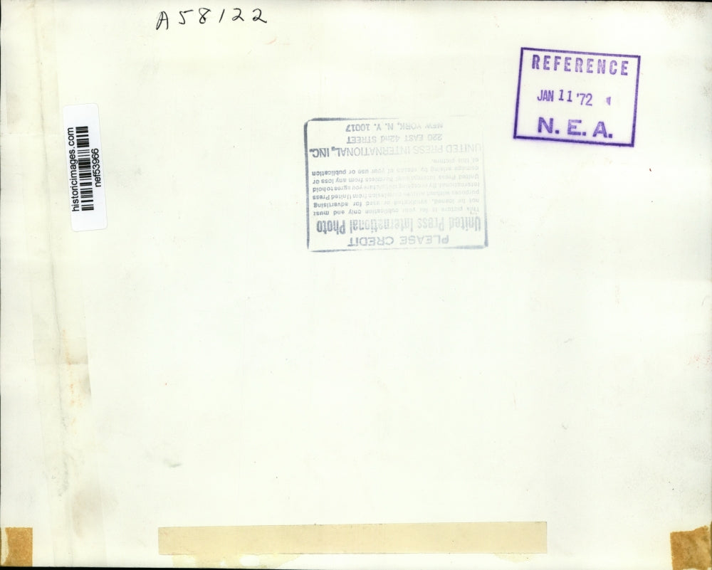 1971 Press Photo Sam Yorty Pinning Button on Toddler Don Beauchesne, Manchester