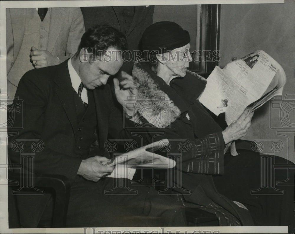 1933 Press Photo Dr. Alice Lindsay Wynekoop, Son Earle Reading Newspaper Stories