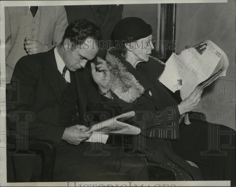 Load image into Gallery viewer, 1933 Press Photo Dr. Alice Lindsay Wynekoop, Son Earle Reading Newspaper Stories
