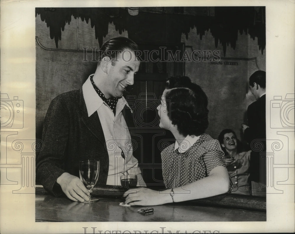 1940 Press Photo Closeup Photography Couple at Bar for Advertisement - nef53986