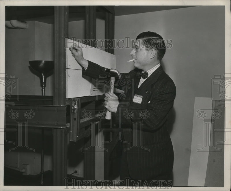 Load image into Gallery viewer, 1948 Press Photo James K. Chandler, Cleveland Press Reporter - nef54035
