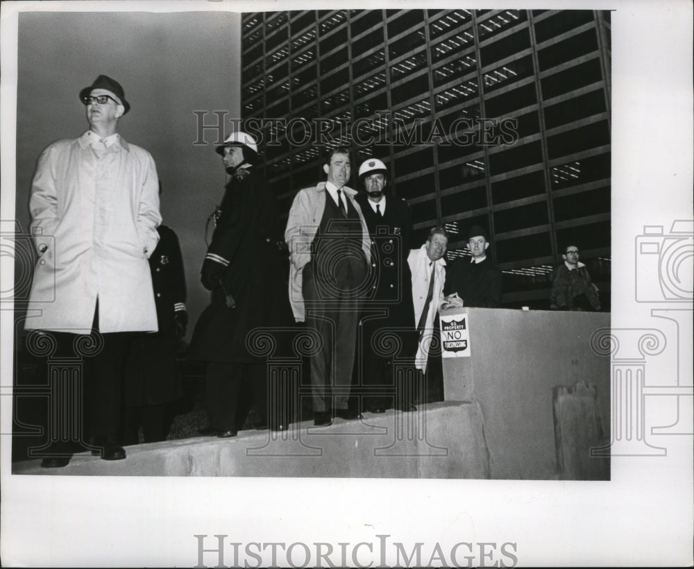 1967 Press Photo Anti-War Pacifist Demonstration at Cleveland Federal Building