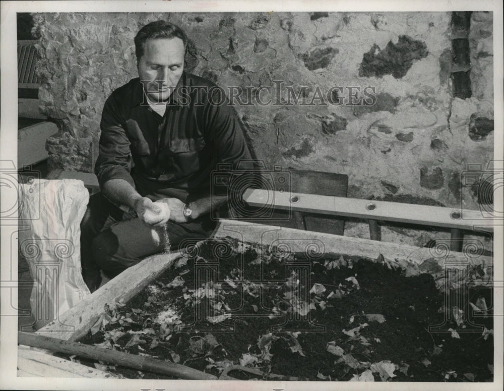 Press Photo Everett Trader Sr., Worm Farmer - nef54042