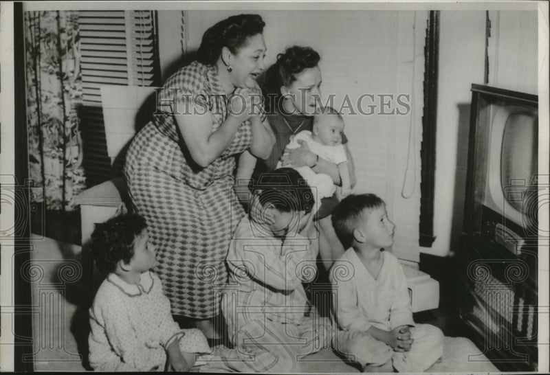 Load image into Gallery viewer, 1953 Press Photo Boxer Bobo Olsen Family Watching TV - nef54136
