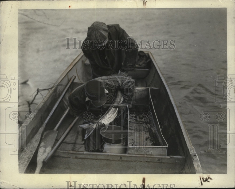 1937 Press Photo Wisconsin Fishermen in Boat - nef54141