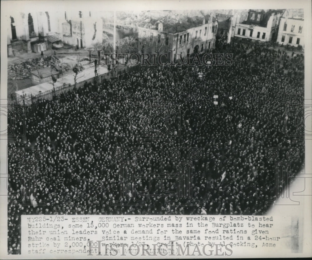 1948 Press Photo Some 15,000 German Workers Mass to Hear Union Leader's Voice