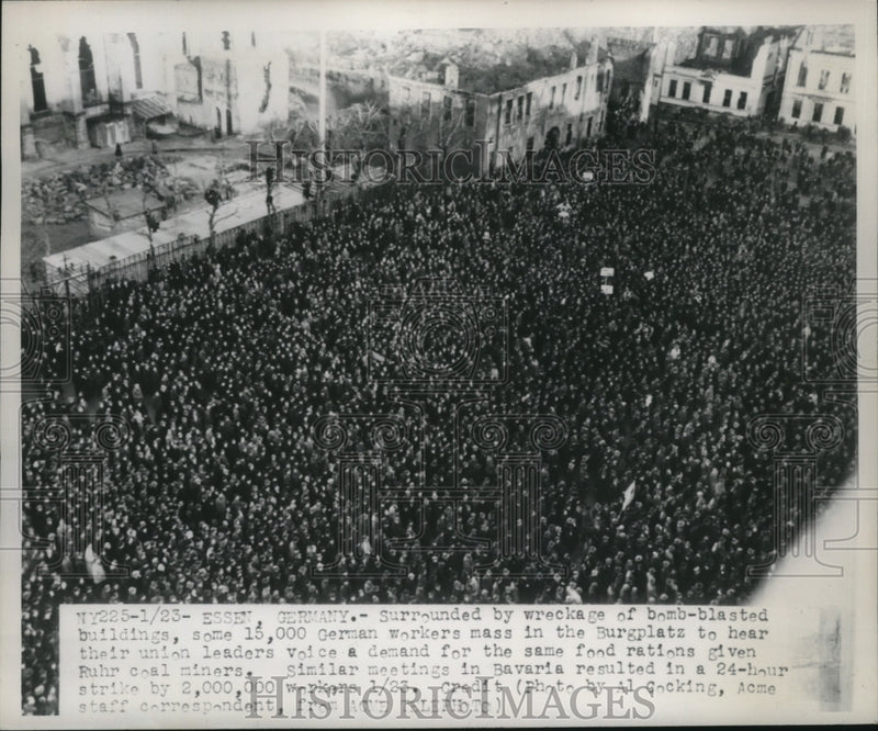 Load image into Gallery viewer, 1948 Press Photo Some 15,000 German Workers Mass to Hear Union Leader's Voice

