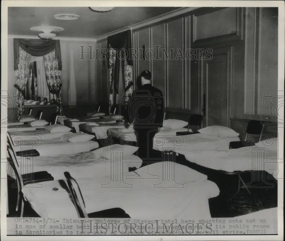 1946 Press Photo Chicago Hotel Employee Checking Cuts Set Up in Small Ball Room