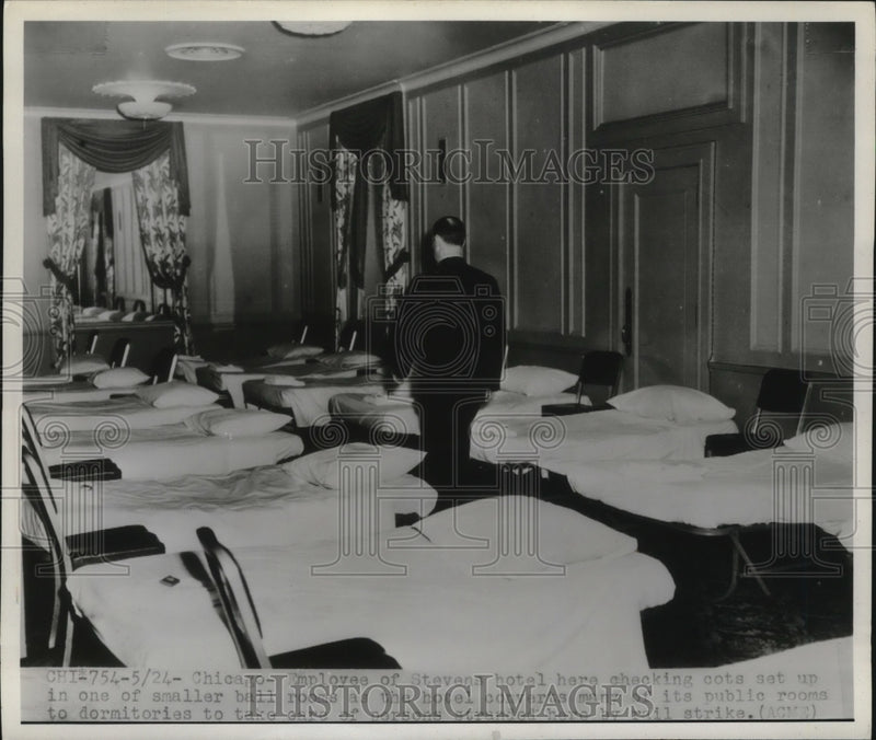 Load image into Gallery viewer, 1946 Press Photo Chicago Hotel Employee Checking Cuts Set Up in Small Ball Room
