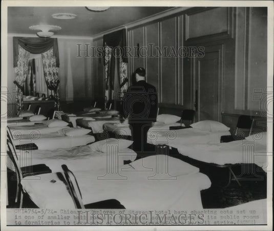 1946 Press Photo Chicago Hotel Employee Checking Cuts Set Up in Small Ball Room