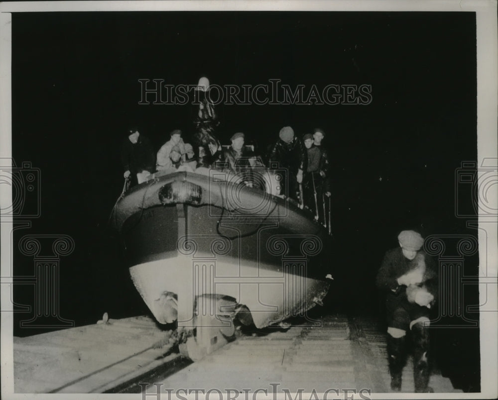 1938 Press Photo Captain and Family Rescued From Spanish Ship - nef54213