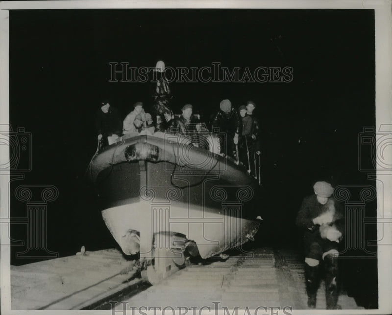 Load image into Gallery viewer, 1938 Press Photo Captain and Family Rescued From Spanish Ship - nef54213
