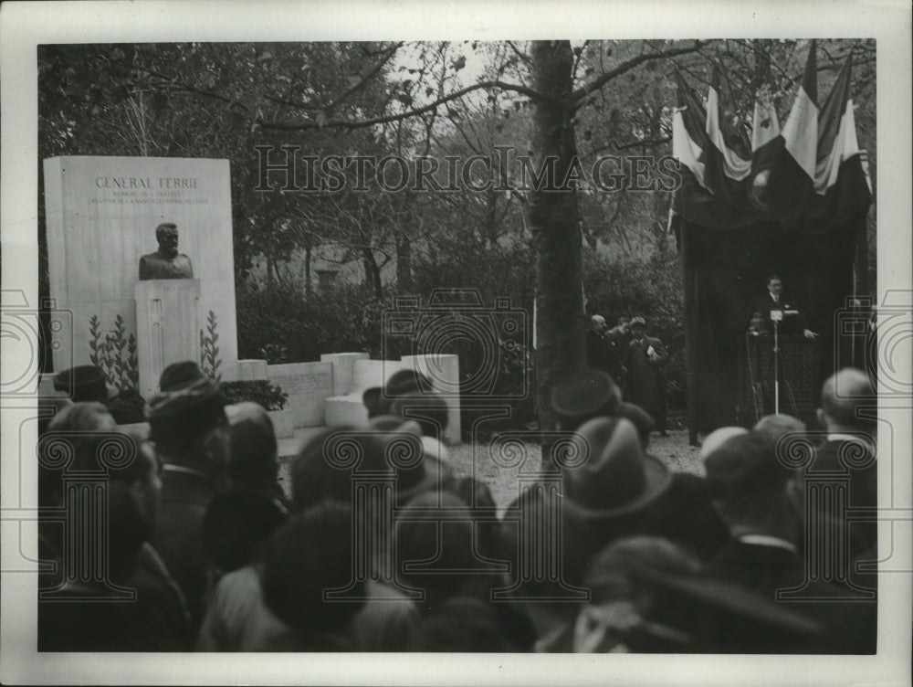 1933 Press Photo Rene Fiquet at General Ferrie Monument Dedication in Paris
