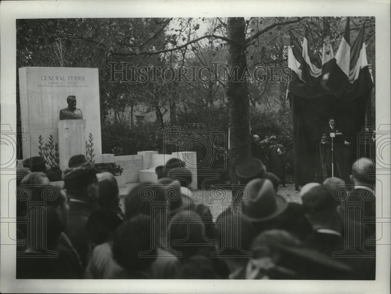 Load image into Gallery viewer, 1933 Press Photo Rene Fiquet at General Ferrie Monument Dedication in Paris
