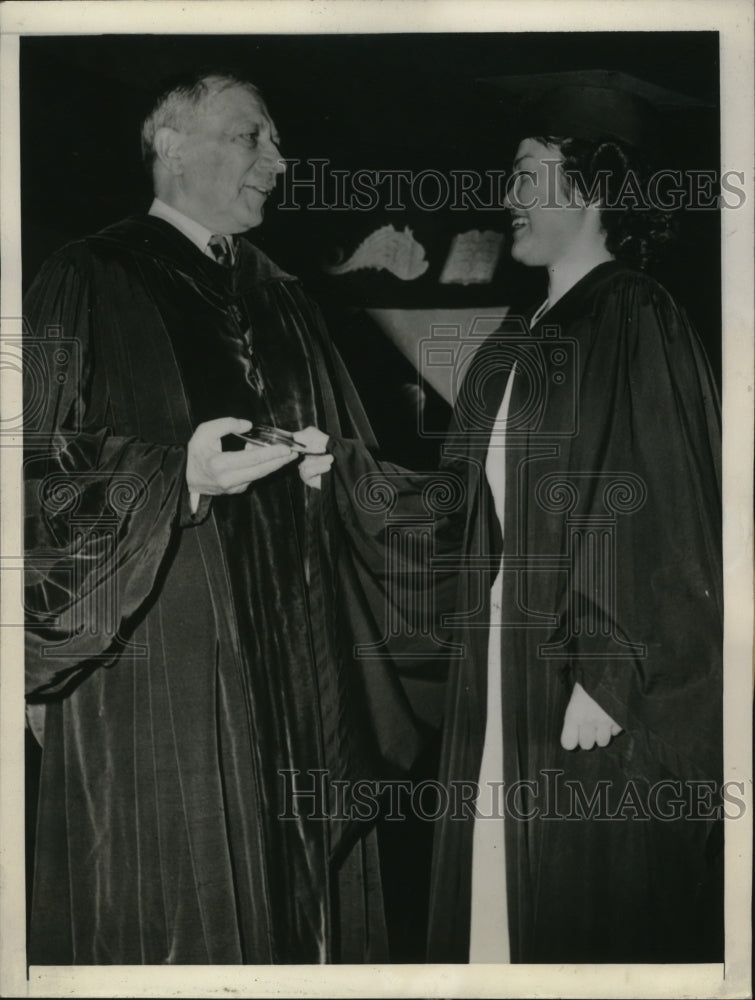 1944 Press Photo Naomi Nakano Honoring Dr. Thomas S. Gates, Penn University