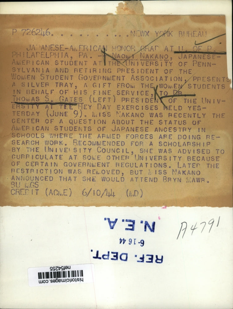 1944 Press Photo Naomi Nakano Honoring Dr. Thomas S. Gates, Penn University