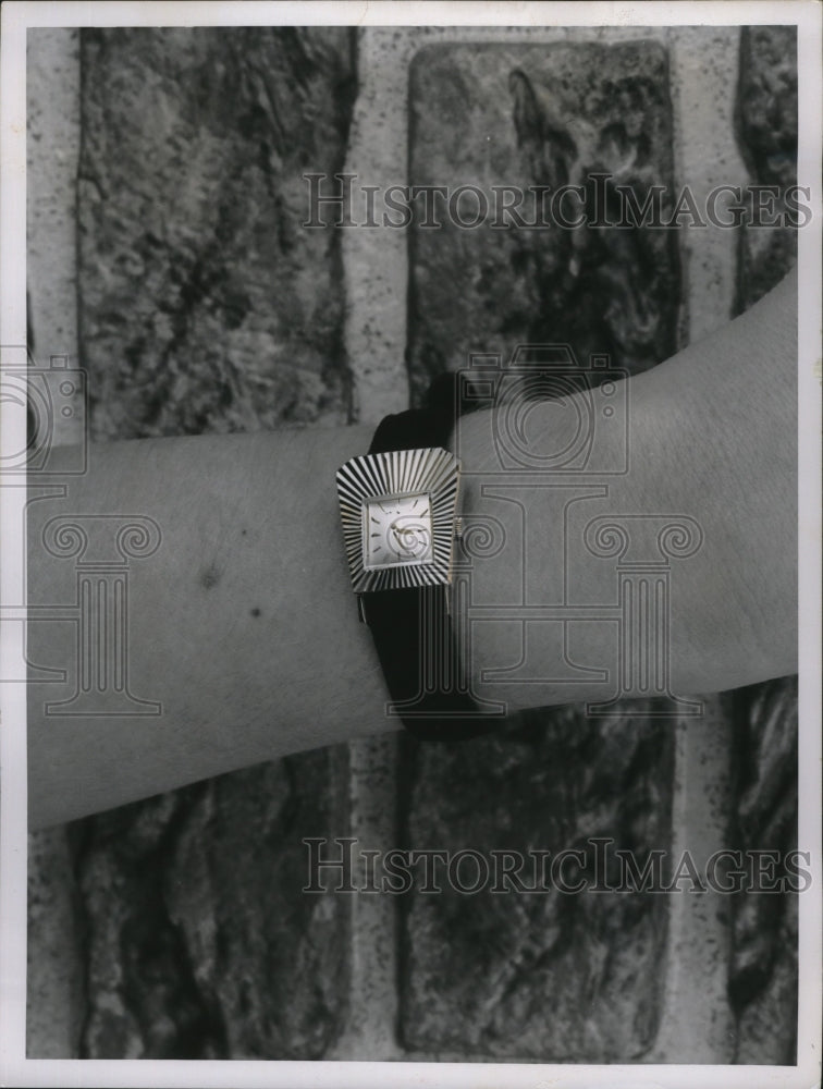 1960 Press Photo Fluted Gold Watch - nef54277
