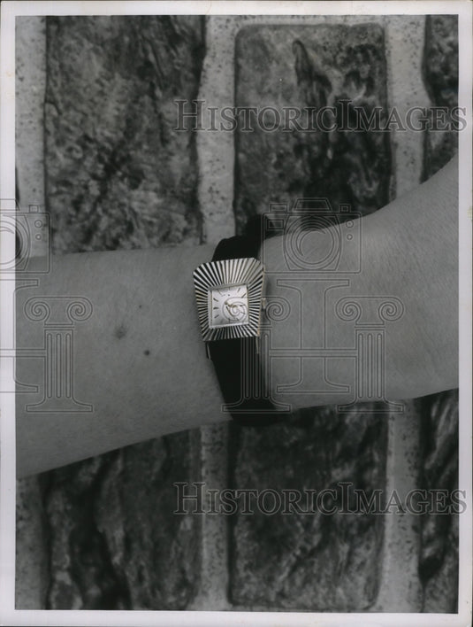 1960 Press Photo Fluted Gold Watch - nef54277