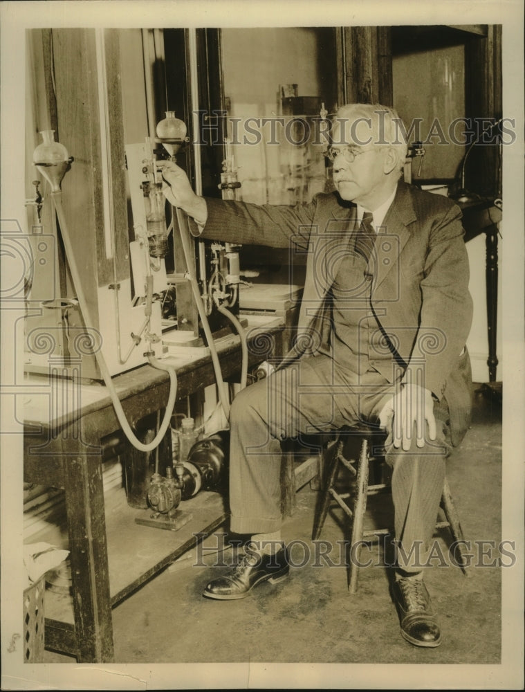 1937 Press Photo Professor Vandell Henderson in Laboratory, Yale University
