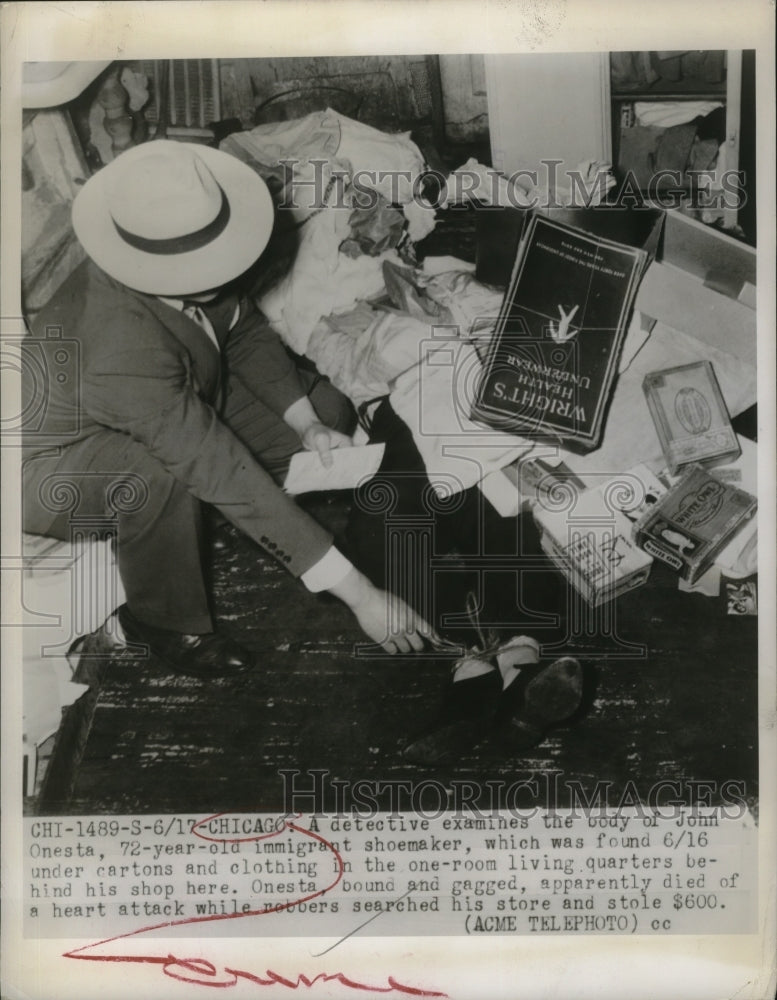 1948 Press Photo Detective Checking Body of John Onesta After Robbery, Chicago