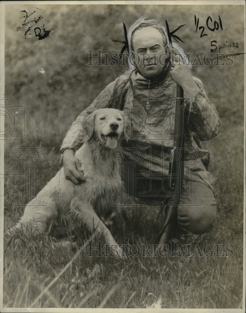 Load image into Gallery viewer, 1923 Press Photo Paul Buckley &amp; Dog Spot of Alaska - nef54445
