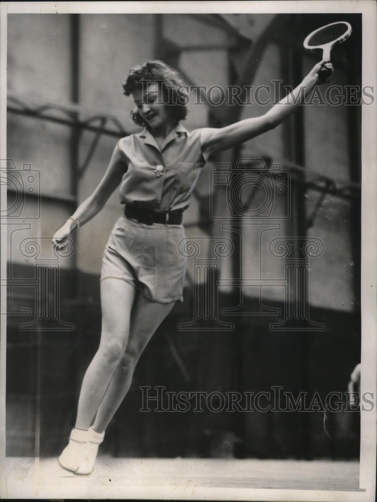 Load image into Gallery viewer, 1938 Press Photo Gussie Raegener practices on an indoor court - nef54470
