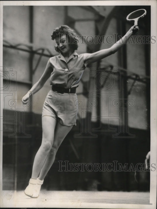 1938 Press Photo Gussie Raegener practices on an indoor court - nef54470