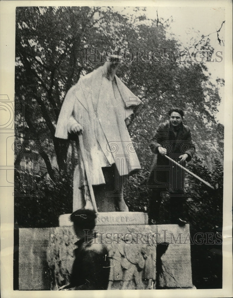 1933 Press Photo Paul Deroulede Statue Vandalized, Paris, France - nef54489