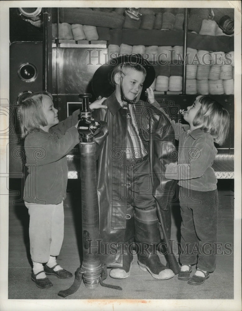 Load image into Gallery viewer, 1959 Press Photo Children at the Lakewood Fire House at Warren Road - nef54503
