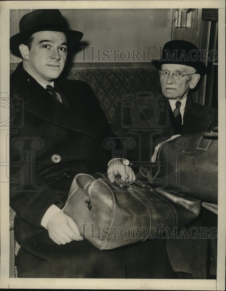 1941 Press Photo EB Shoemake, Harry Egert Passengers on Wrecked Train, Wayneport