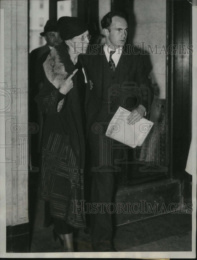 1933 Press Photo Dr.Alice Lindsay Wynekoop and son Earle enter Chicago Morgue