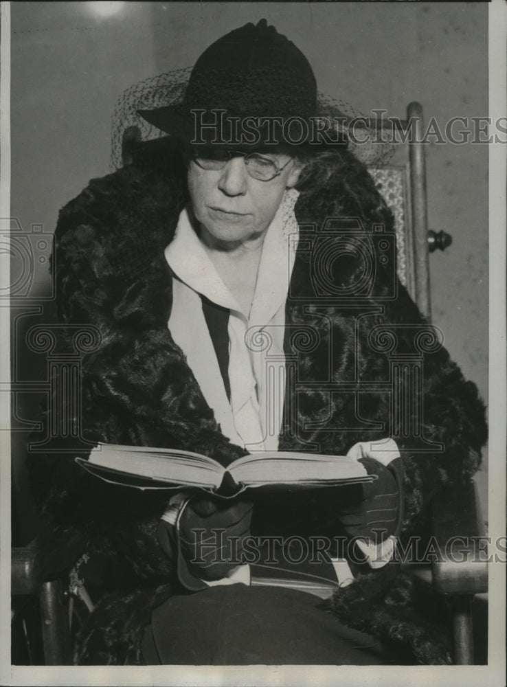 Load image into Gallery viewer, 1934 Press Photo Dr. Alice Lindsay Wynekoop reads a novel while waiting in court
