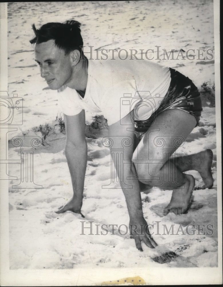 1945 Pres Photo Pvt Frank Coffin Assumes Runner's Crouch in Snow Set for Workout