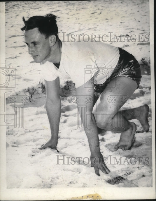 1945 Pres Photo Pvt Frank Coffin Assumes Runner's Crouch in Snow Set for Workout