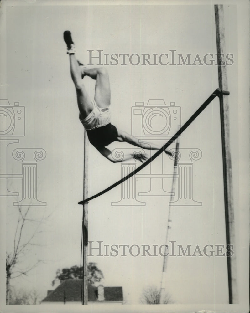 Load image into Gallery viewer, 1935 Press Photo Kermit Riegel, Pole Vaulter at Southeastern Conference Meet
