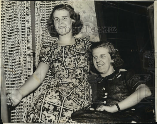 1938 Press Photo Barbara Carroll & Mother Mrs. Francis M. Carroll - nef54723