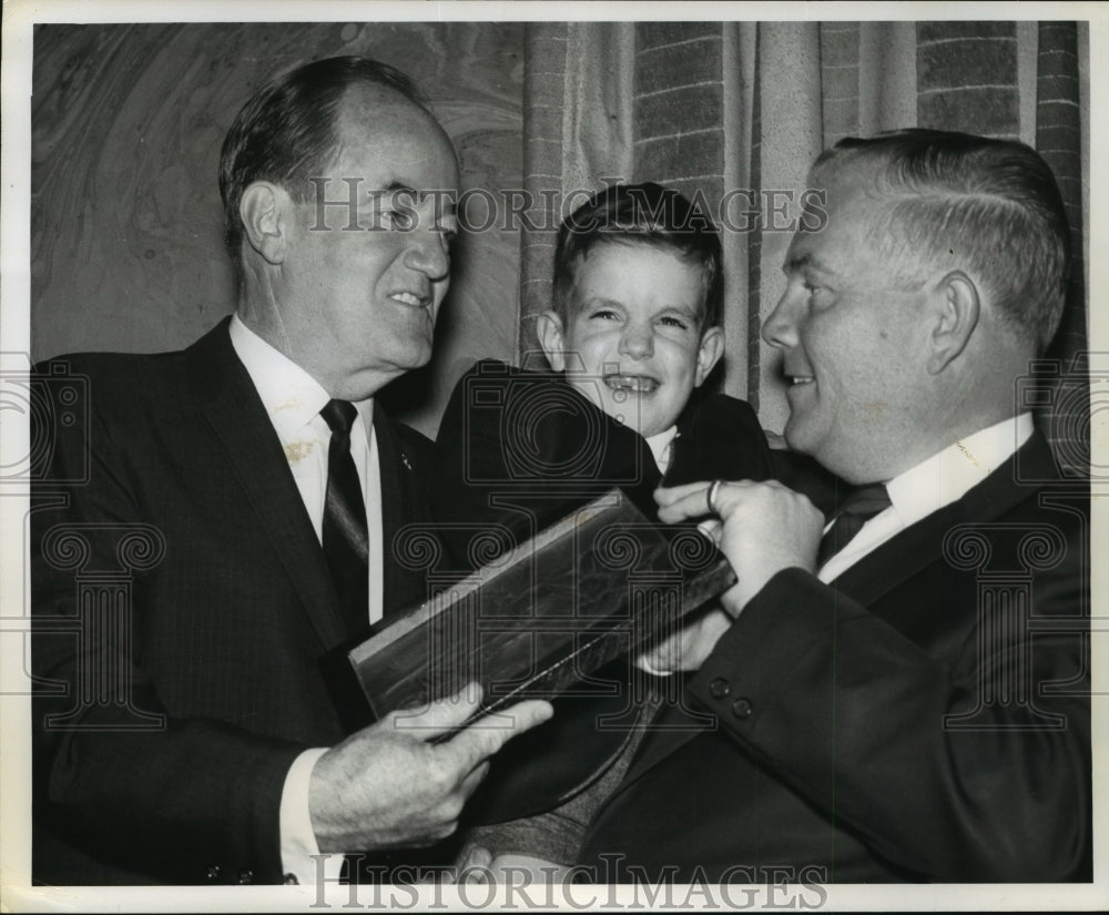 1966 Press Photo Hubert Humphrey w Boston Retarded Poster Boy Chris Reynolds