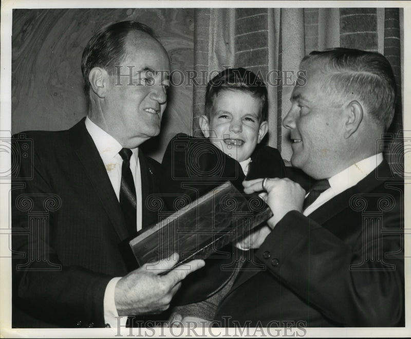 Load image into Gallery viewer, 1966 Press Photo Hubert Humphrey w Boston Retarded Poster Boy Chris Reynolds
