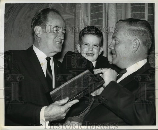 1966 Press Photo Hubert Humphrey w Boston Retarded Poster Boy Chris Reynolds
