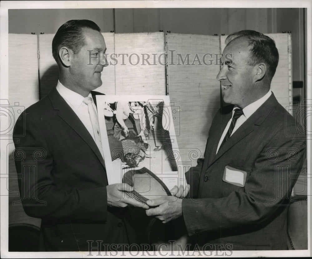 1962 Press Photo Leo Renahan Shown Accepting Plaque Prize Among Photo Winners