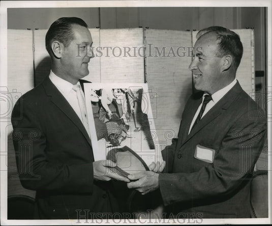 1962 Press Photo Leo Renahan Shown Accepting Plaque Prize Among Photo Winners
