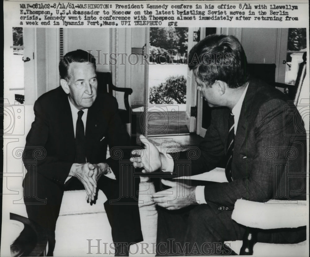 1961 Press Photo Pres Kennedy Confers with Llewellyn Thompson on Soviet Moves