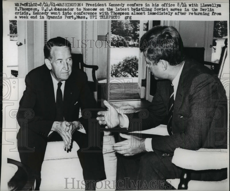 Load image into Gallery viewer, 1961 Press Photo Pres Kennedy Confers with Llewellyn Thompson on Soviet Moves
