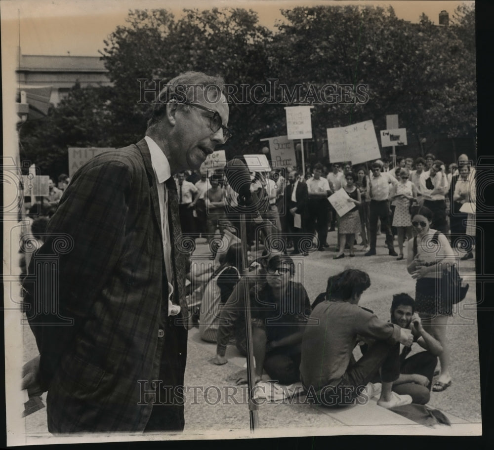 1969 Press Photo Russell Johnson Speaking at MIT Student Demonstration