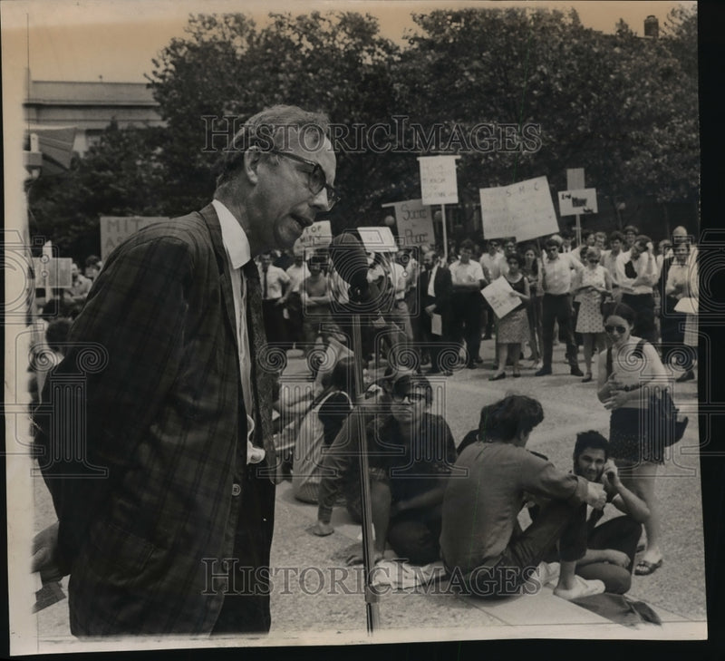 Load image into Gallery viewer, 1969 Press Photo Russell Johnson Speaking at MIT Student Demonstration
