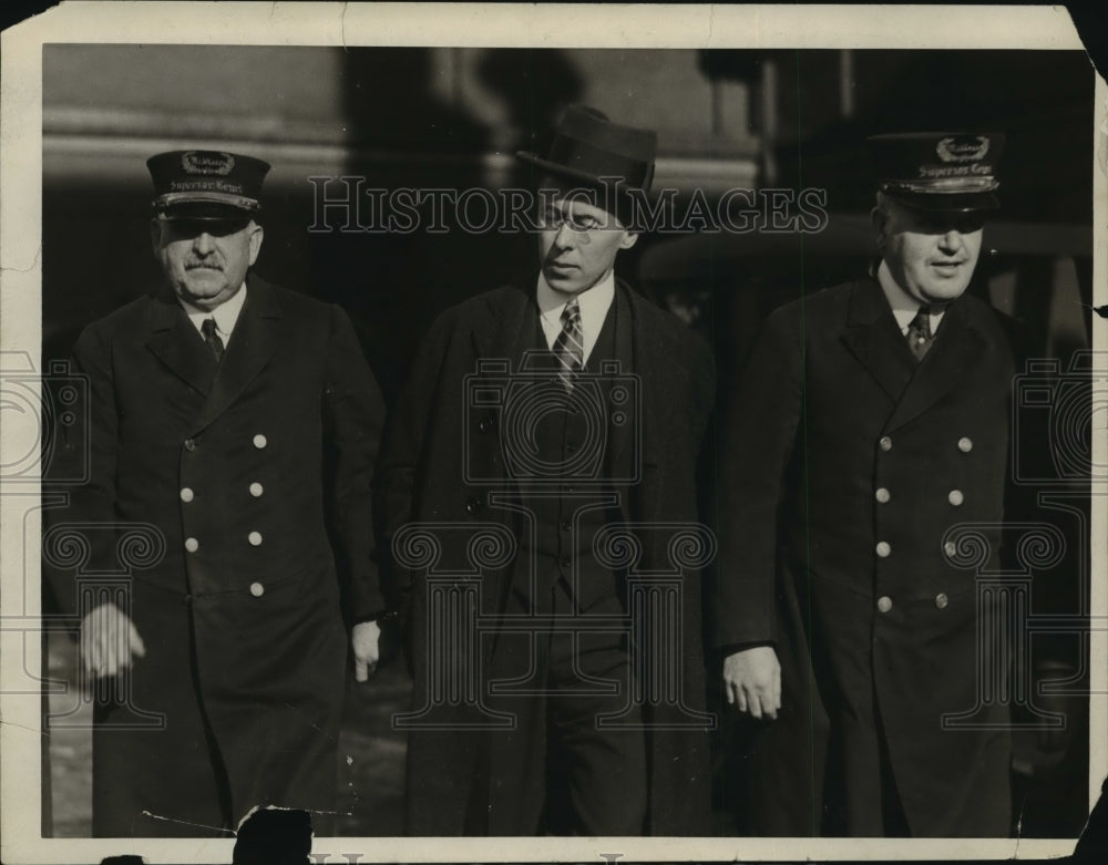 1922 Press Photo Clarence Doud leaving court in Ohaye of Court officers